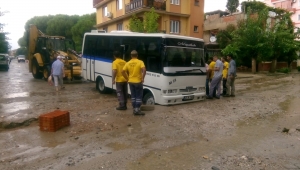 Bitirilemeyen yollarda araçlar çukura saplandı