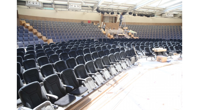 Bostanlı Suat Taşer Tiyatrosu yenilendi