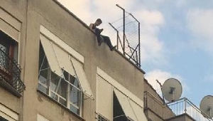 Çatıda müzik dinleyen genç itfaiyeyi alarma geçirdi
