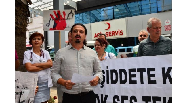 Doktorlardan şiddet protestosu