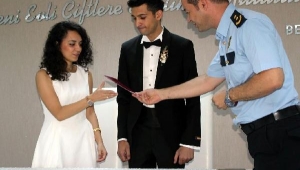 Emniyet müdürü, polis damat ve geline plastik kelepçe taktı