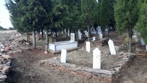 Salihli’de Mezarlık Bakımlarına Devam Ediliyor