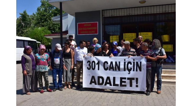 Soma'da madenci yakınları duruşma salonun önünde bekliyor