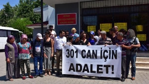 Soma'da madenci yakınları duruşma salonun önünde bekliyor