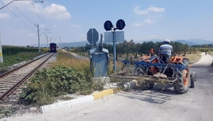 Tren, hemzemin geçitte traktöre çarptı: 2 yaralı