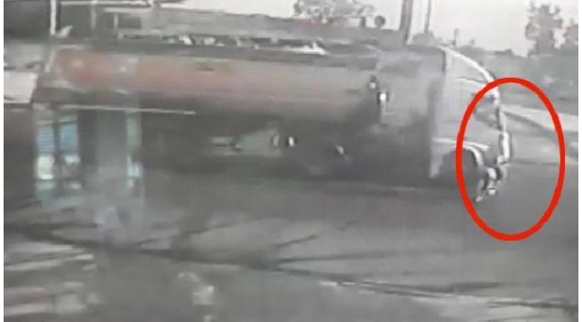 Bisikletlinin akaryakıt tankerine çarpma anı kamerada