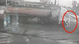 Bisikletlinin akaryakıt tankerine çarpma anı kamerada