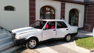 Çocuğa çarpmamak için valilik merdivenine çarptı