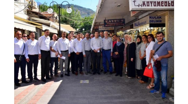Dolar ve altın bozdurarak ABD'yi protesto ettiler