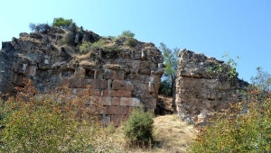 Dünyanın en eski tiyatrosu eski ihtişamına kavuşmayı bekliyor