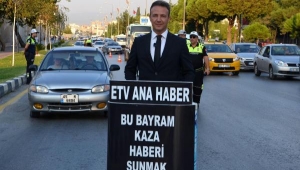 Kazalara dikkat çekmek için trafiğin ortasında ana haber bültenini sundu