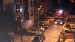 Klima dış ünitesinde mahsur kalan kediyi itfaiye ekipleri kurtardı.