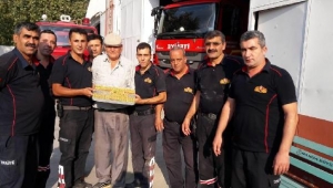 Kurbanlık koçunu kurtaran itfaiyeye baklavalı teşekkür