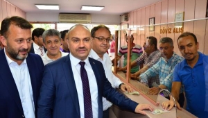 Manisa'da döviz büroları önünde kuyruk