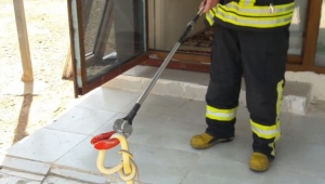 Manisa’nın Turgutlu İlçesinde  çiftlik işçisinin mutfağına giren yılanı itfaiye kurtardı.