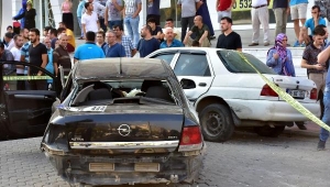 Otomobil kaldırımda yürüyen anne ve kızına çarptı: 1 ölü, 1 yaralı