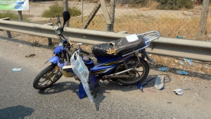 Otomobilin çarptığı motosiklet sürücüsü yaralandı