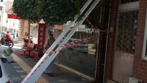 SIK SIK DEVRİLEN DİREKLER