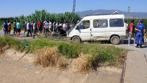 Tarım işçilerini taşıyan iki araç çarpıştı: 4'ü çocuk, 12 yaralı