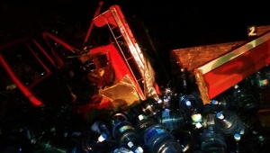 Toprak yığınına çarpan kamyonun şoförü öldü