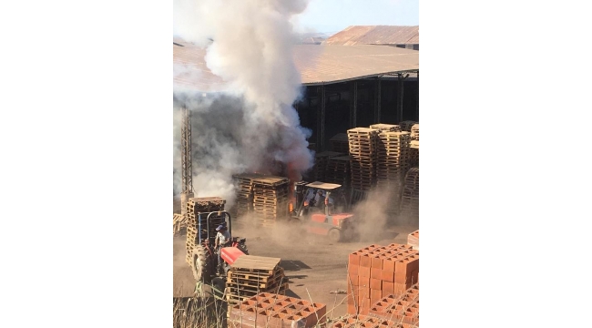 Fabrikadaki paletler alev alev yandı