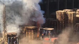 Fabrikadaki paletler alev alev yandı