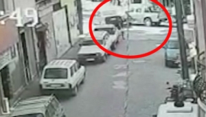 İki otomobilin  çarpıştığı kaza güvenlik kamerasında