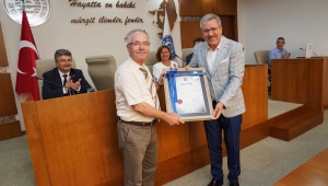 Kuşların Elçisine  “Ege Üniversitesi Hizmet Ödülü” verildi