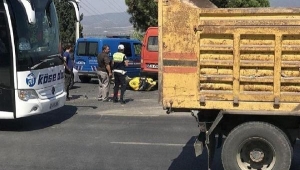 Otomobil ile motosikletin çarpışma anı kamerada
