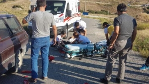 Otomobille çarpışan motosikletteki 2 çocuk yaralandı