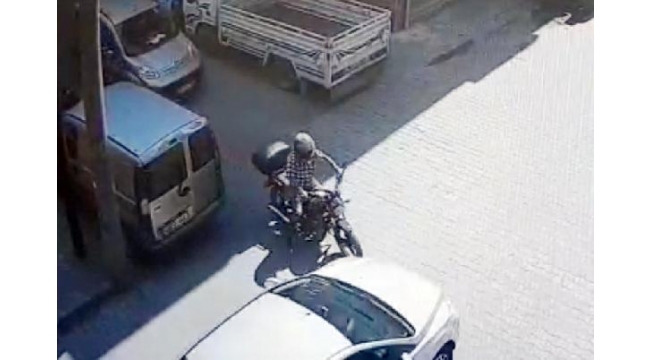 Otomobille motosiklet çarpıştı, sürücüler tokalaşıp ayrıldı