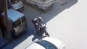 Otomobille motosiklet çarpıştı, sürücüler tokalaşıp ayrıldı