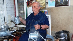 Teneke ustasının yarım asrı aşan meslek aşkı