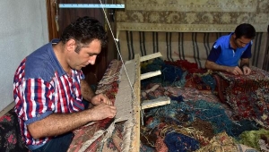 Yıpranan antika halıları tamir ederek geleceğe taşıyorlar