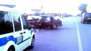 Akhisar'da kamyonet otomobile çarptı: 1 ölü, 5 yaralı