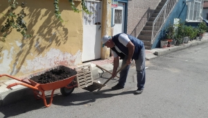 BARBAROS MAHALLESİ’NİN YAĞMURSUYU IZGARALARI TEMİZLENİYOR