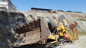 Devrilen iş makinesinin operatörü öldü