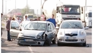 İki otomobil çarpıştı: 3 hafif yaralı