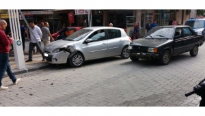 İki otomobilin çarpıştığı kaza kamerada