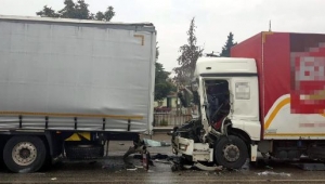 Kırmızı ışıkta TIR'a çarpan TIR'ın sürücüsü ağır yaralandı