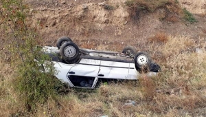 Lastiği patlayan otomobil kazaya yol açtı: 2 yaralı