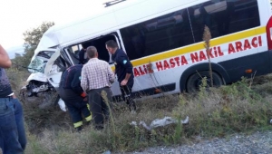 Manisa'da traktörle minibüs çarpıştı: 5 yaralı