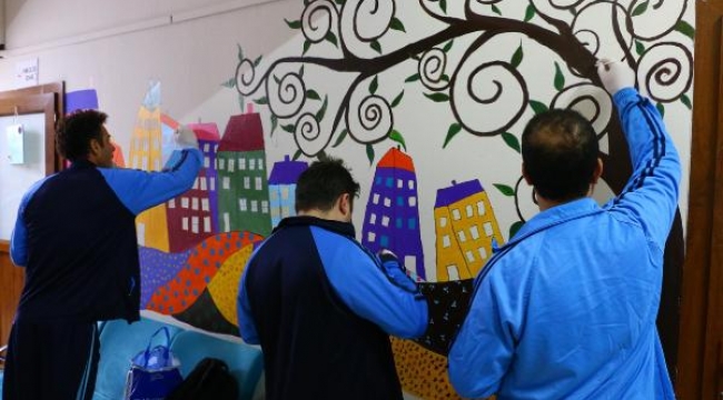 Psikiyatri servisi koridorları sanat sokağına dönüştü