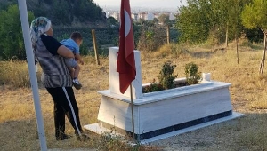 Şehit oğlu hiç görmediği babasının mezar taşındaki fotoğrafını öptü