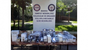 Turgutlu'da kaçak telefon ekranları ele geçirildi