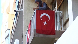 Yaşlı teyzenin bayrak sevgisi