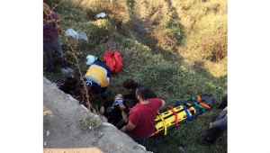 Yol kenarındaki boş araziye düşen sürücü yaralandı