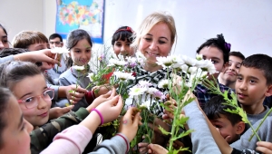 ENGELLİ OĞULDAN ÖĞRETMEN ANNEYE ÇİÇEKLİ SÜPRİZ