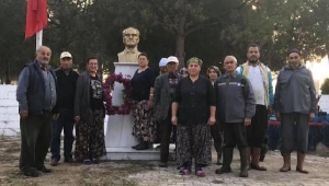 Kasımpatıdan çelenk yapıp Ata'nın büstüne koydular