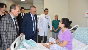 MANİSA’NIN VALİSİ DENİZ İLK GÜNÜNDE MAKAMINI SOKAĞA TAŞIDI 